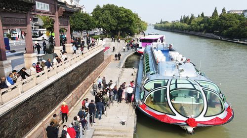 2.坐上观光巴士后可以直接到湖心岛游玩、就餐、住宿。