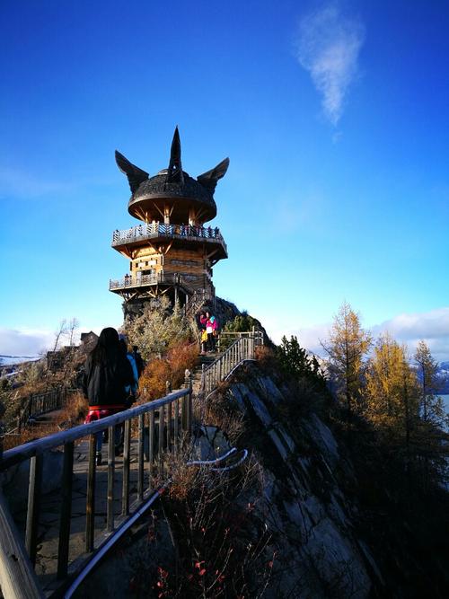 第五天：喀纳斯景区（徒步）→图瓦古墓群→观鱼台→神仙湾→木栈道或乘马拉爬犁，穿越喀纳斯峡谷，一路风光美不胜收！