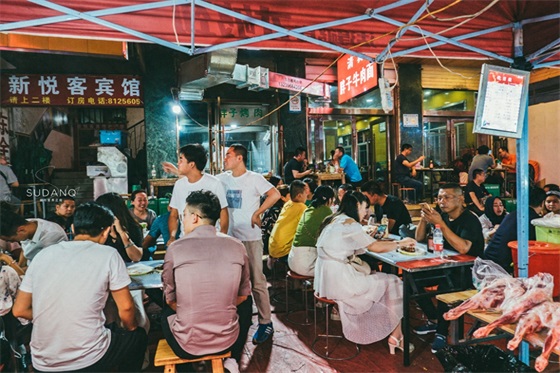 兰州正宁路，非常有名的一条小吃夜市，外地游客来了都夸赞