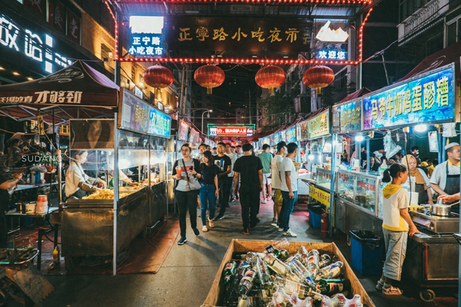 兰州正宁路，非常有名的一条小吃夜市，外地游客来了都夸赞