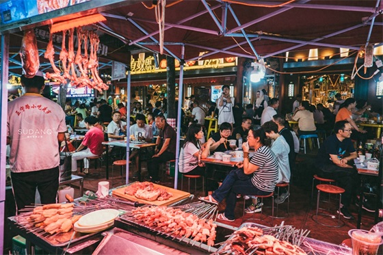 兰州正宁路，非常有名的一条小吃夜市，外地游客来了都夸赞