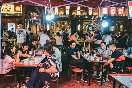兰州正宁路，非常有名的一条小吃夜市，外地游客来了都夸赞