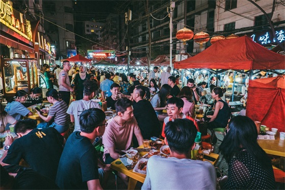 兰州正宁路，非常有名的一条小吃夜市，外地游客来了都夸赞