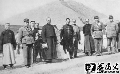 冯钦哉（左2）