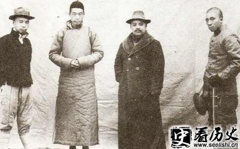 冯钦哉（右二）