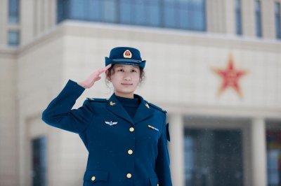 ​长沙一“00后”女大学生退伍归来，“显眼包”朋友们花式欢迎