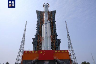 ​鹊桥二号中继星任务星箭组合体垂直转运至发射区，近日择机发射