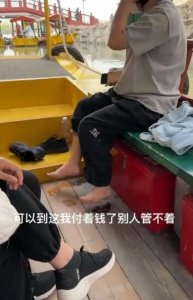 ​没素质！女子圆明园内泡脚，还口出狂言：“我是未成年，富二代”