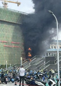 ​武汉大学一在建教学楼起火？多方回应：建筑材料着火，无人员受伤