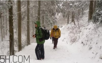 ​下雪爬山要准备什么？爬山后小腿疼怎么按摩？