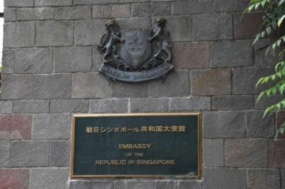 ​“驻日外交官被控在澡堂偷拍男孩”，新加坡外交部回应