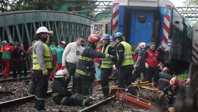​至少90人受伤！这一国首都，火车相撞