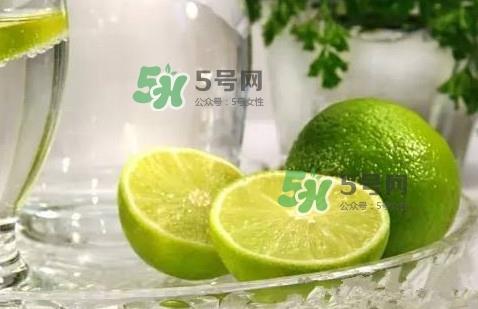 青柠檬泡完水皮怎么变颜色了？青柠檬怎么腌制好