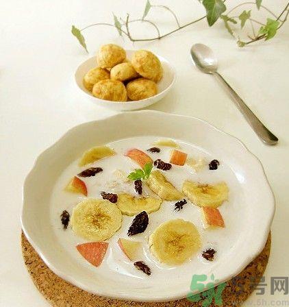 牛奶能和猕猴桃一起吃吗？牛奶不能和什么一起吃？