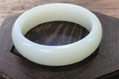 ​白玉手镯怎么看真假好坏 白玉手镯的等级怎么分