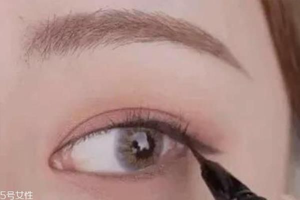 眼睛浮肿如何化妆 4步解决沉睡双眼