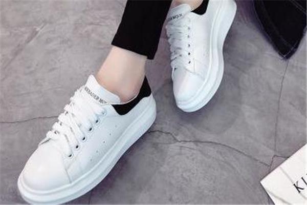 穿小白鞋配什么袜子？小白鞋袜子搭配图片