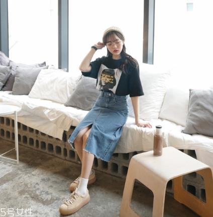 牛仔裙配什么上衣？最经典的时尚穿搭