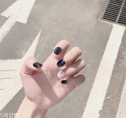 最时髦的冬日美甲 超显白超气质