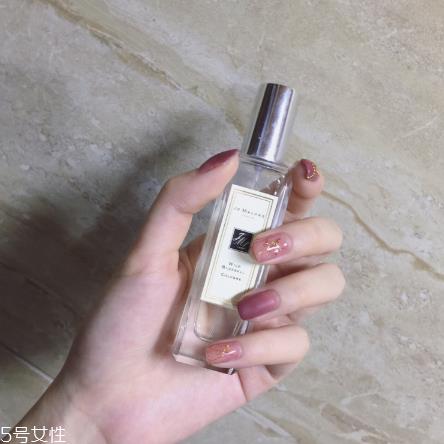 最时髦的冬日美甲 超显白超气质