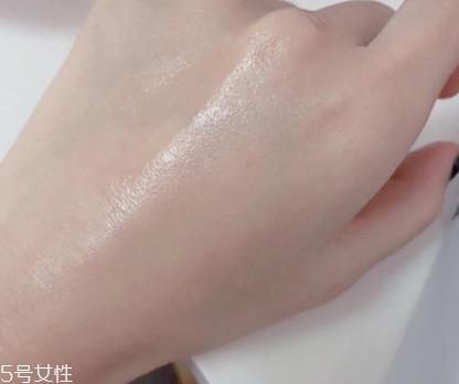 chanel山茶花保湿精华水好用吗？补水底妆神器