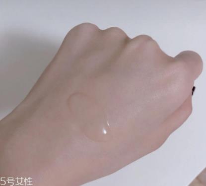 chanel山茶花保湿精华水好用吗？补水底妆神器