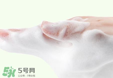 脸上长痘痘用什么洗面奶好?脸上长痘痘可以用洗面奶吗?