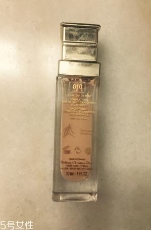 迪奥花蜜粉底液好用吗？雾面美颜效果