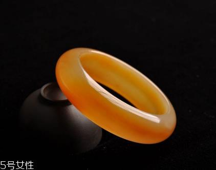 黄龙玉手镯戴哪只手？手镯佩戴要当心