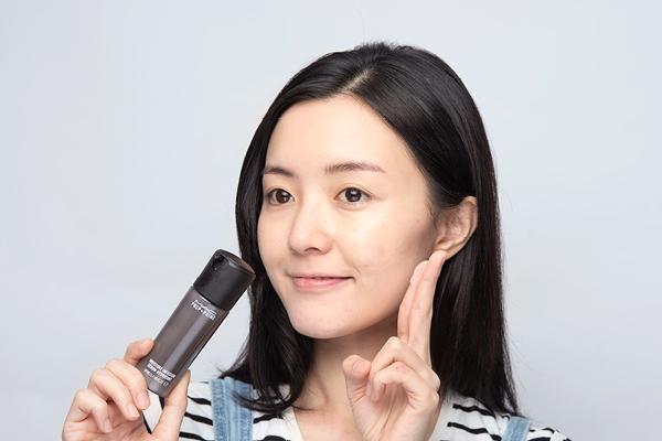 mac雾镜粉底液怎么样 不脱妆之谜