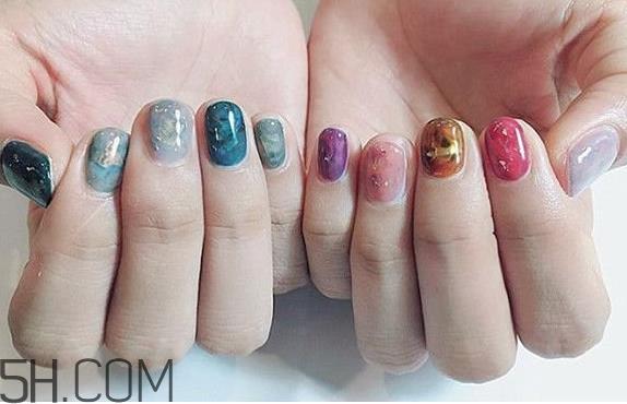 手黑涂什么颜色显手白？美甲容易脱落的原因