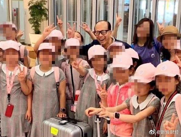 囧哥:有钱人的快乐！李嘉诚偶遇一群小朋友 相谈甚欢资助100万