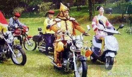 囧哥:有钱人的快乐！李嘉诚偶遇一群小朋友 相谈甚欢资助100万