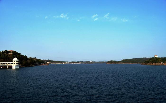 四川有个湖被称为仙海，水绕山环，适合周末休闲