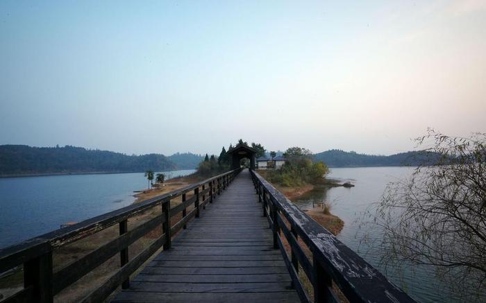 四川有个湖被称为仙海，水绕山环，适合周末休闲