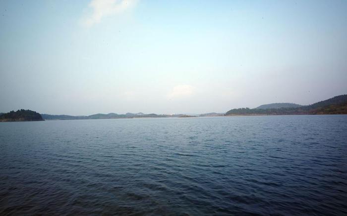 四川有个湖被称为仙海，水绕山环，适合周末休闲