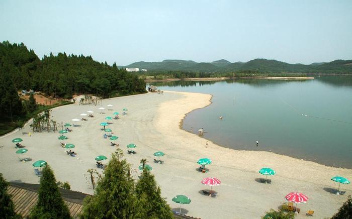 四川有个湖被称为仙海，水绕山环，适合周末休闲