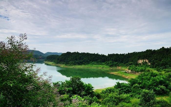 四川有个湖被称为仙海，水绕山环，适合周末休闲