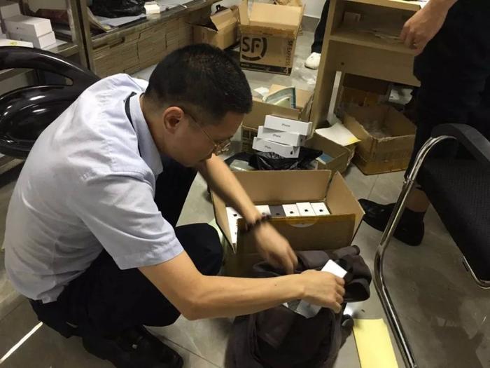 你可能买了假“苹果”！深圳一造假窝点被查处 啥机型都有……