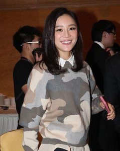 ​袁姗姗短发造型时尚又有女人味！网友都说：看起来太年轻了