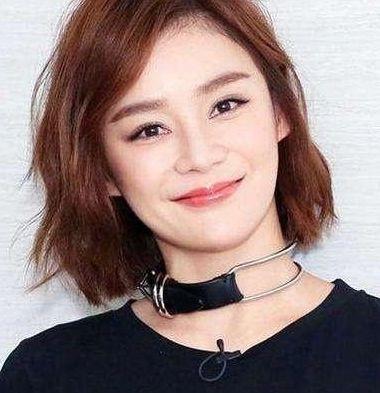 袁姗姗短发造型时尚又有女人味！网友都说：看起来太年轻了