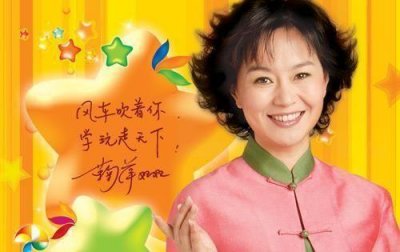 ​53岁鞠萍素颜现身，头发花白发福严重