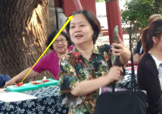 53岁鞠萍素颜现身，头发花白发福严重