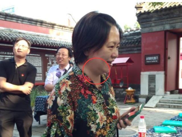 53岁鞠萍素颜现身，头发花白发福严重