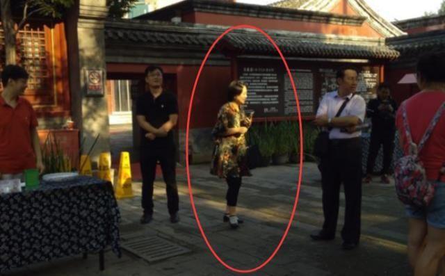 53岁鞠萍素颜现身，头发花白发福严重