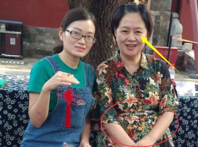 53岁鞠萍素颜现身，头发花白发福严重