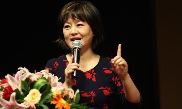 53岁鞠萍素颜现身，头发花白发福严重
