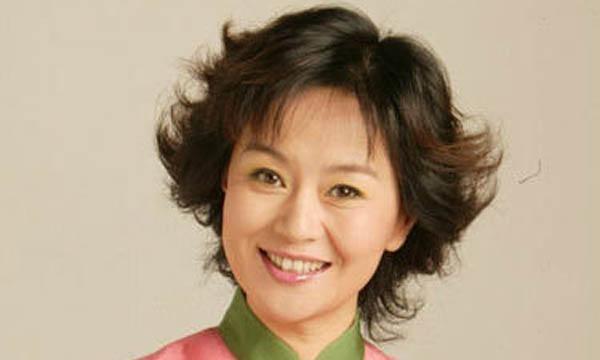 53岁鞠萍素颜现身，头发花白发福严重