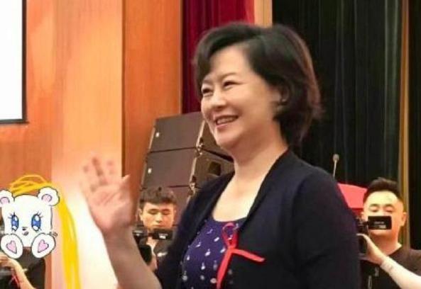 53岁鞠萍素颜现身，头发花白发福严重