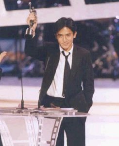 ​都用五官演戏，梁朝伟用眼睛成影帝，尔康用鼻孔却成表情帝！